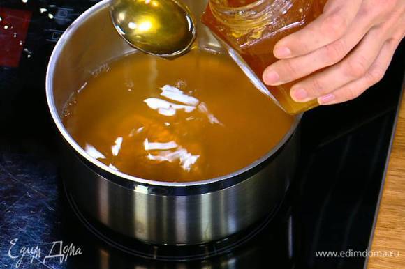 Приготовить сироп: из 2‒3 яблок выжать стакан сока, влить в кастрюлю, добавить мед, ванильный экстракт и слегка уварить на небольшом огне.