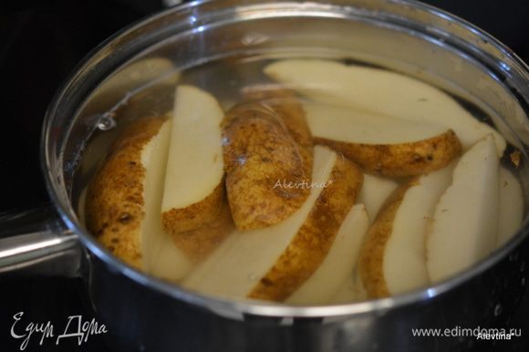 Картофель крупный помыть, разрезать на крупные дольки. Положить в кастрюлю и залить холодной водой, добавить соль, довести до кипения и варить 2 мин. с открытой крышкой.