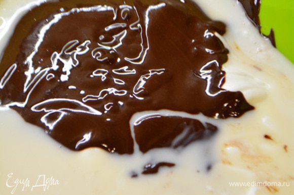 К сливкам добавить растопленный шоколад, перемешать до однородности цвета. Влить теплый желатин и снова перемешать снизу-вверх.