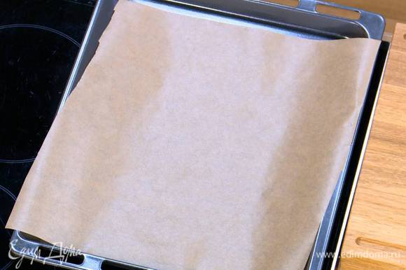 Противень выстелить бумагой для выпечки.