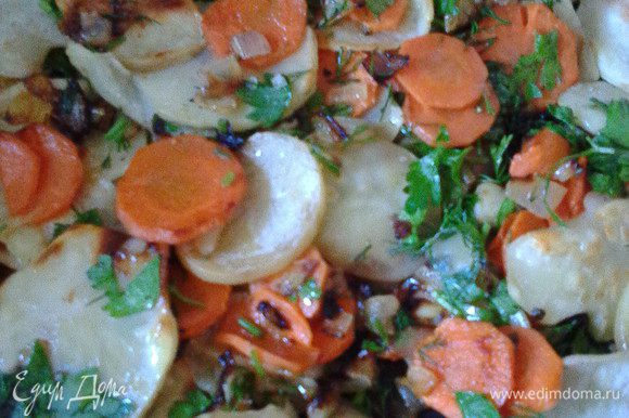 Картофель порезать тонкими слайсами и подсушить слегка на сухой сковороде. Смешать его с морковно-луковой смесью и зеленью.