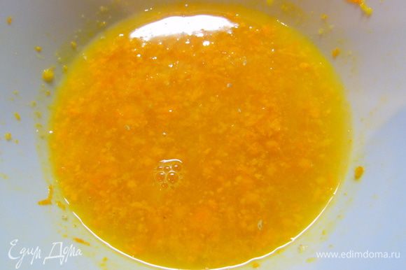 Духовку разогреваем до 160°С. С апельсина снимите цедру и выдавите сок.