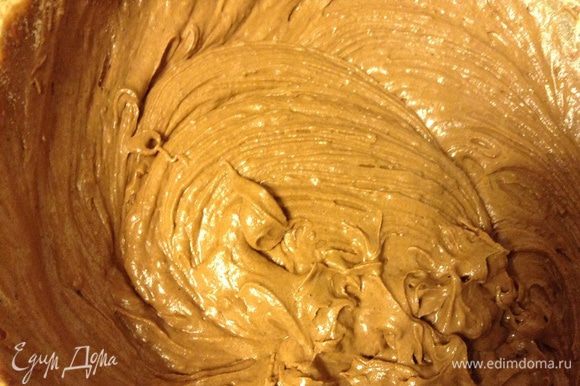 Просеять в желтково-масляную смесь муку, разрыхлитель, какао, добавить специи, перемешать.