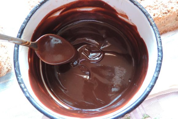 Для шоколадной прослойки нужно нагреть сливки почти до кипения. Сливки можно взять 20%, можно более жирные в нашем случае это неважно. В горячие сливки высыпаем измельченный шоколад, даем минуту постоять и перемешиваем до полной однородности.