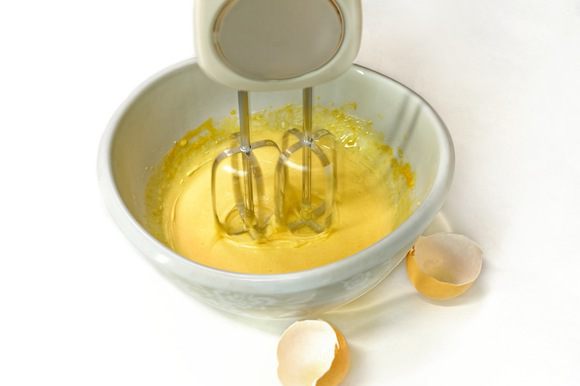 Отделить желтки от белков. Желтки с 2 ст. л. сахарной пудры взбить миксером до кремовой консистенции.