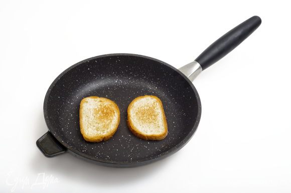 Ломтики хлеба для сэндвичей обжарить на разогретой сковороде (без масла).