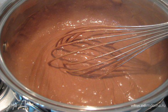 Какао процедить через ситечко, влить тонкой струйкой в желтки, не прекращая взбивать. Массу перелить в сотейник, варить 5 минут, постоянно помешивая до загустения. Шоколад поломать на кусочки, добавить в горячий крем, тщательно размешать до растворения шоколада. Крем накрыть пищевой пленкой, касаясь крема, чтобы не образовалась корочка на поверхности. Остудить до комнатной температуры, затем переставить в холодильник. Крема получается много, у меня немного осталось, мы съели его с печеньем.