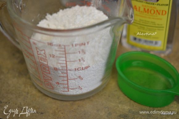 Смешать для глазури сахарную пудру, миндальный экстракт можно заменить ванильным, добавить воды. Перемешать.
