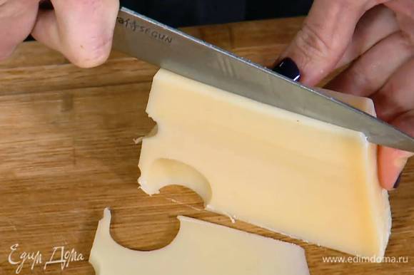 Ветчину и сыр нарезать тонкими ломтиками.