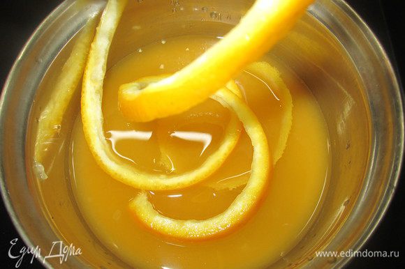 Приготовим 2 порции чая, смешаем с апельсиновым и лимонным соком (заранее его выжмем, а цедру срежем в виде спирали, чтобы удобнее было вынимать). Добавляем цедру и дадим закипеть.