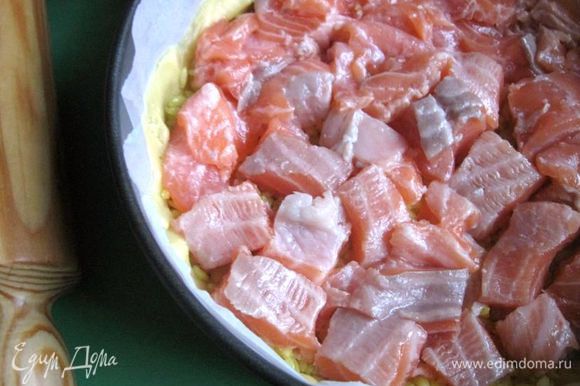 Затем положить равномерно по поверхности кусочки филе лосося.