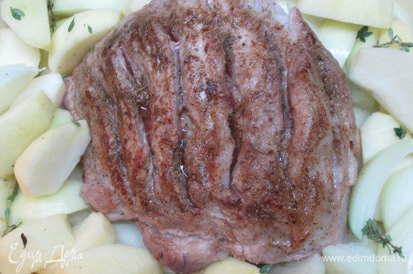 Лучше использовать нежирную свинину. Натереть мясо солью, перцем, сделать параллельные надрезы на расстоянии 1,5-2 см. Лук с яблоками очистить и нарезать крупными кусочками.