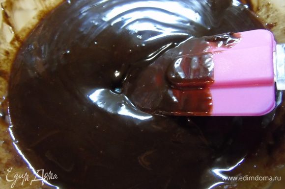 Шоколад с маслом растопите на водяной бане либо в микроволновке.