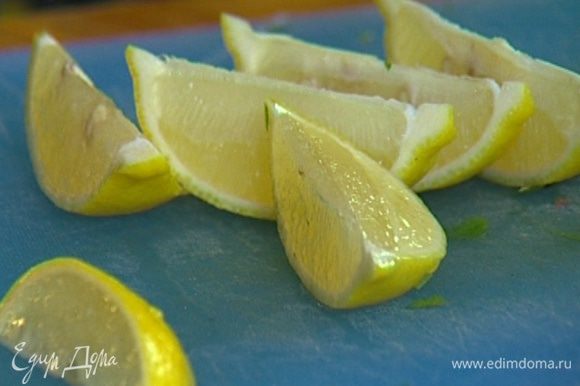 Лимон порезать на дольки.