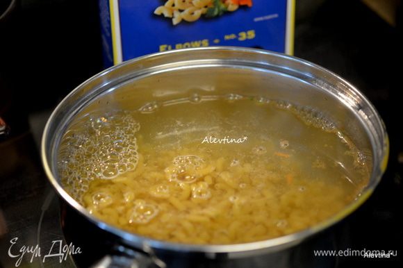 Разогреть духовку до 180°C. Приготовить макаронные изделия как указано на упаковке. Слить воду.