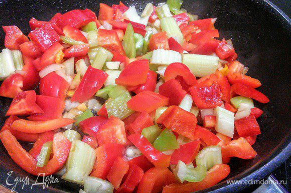 В этой же сковороде обжарить овощи, по необходимости добавить масло.