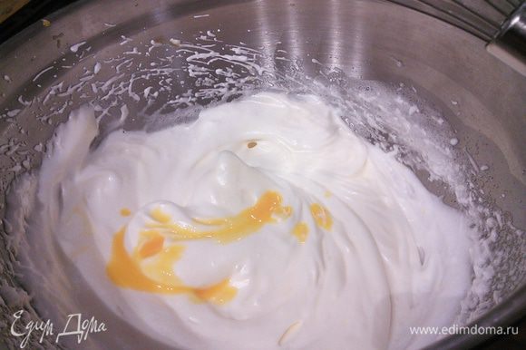 Для бисквита взбить охлаждённые белки со щепоткой соли до средних пик, понемногу добавить сахарный песок. Не переставая взбивать добавить, добавить по одному желтки.