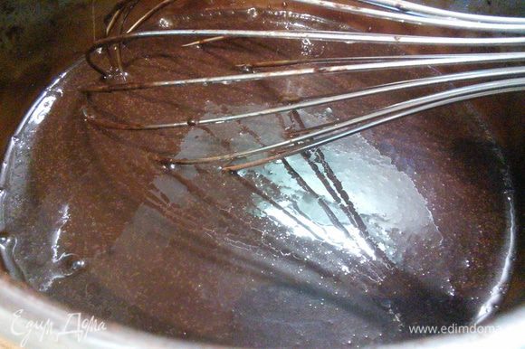 Для глазури замочить желатин в 75 мл холодной воды. Дать набухнуть. Нагреть в ковшике сливки, но не кипятить! Растворить в сливках набухший желатин. Добавить какао и тщательно размешать. Добавить масло и мелко порубленный шоколад.
