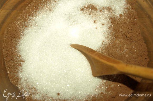 Добавляем соль, сахар, перемешиваем.