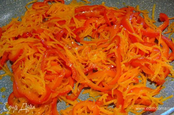 Перец и морковь также обжариваем на растительном масле.