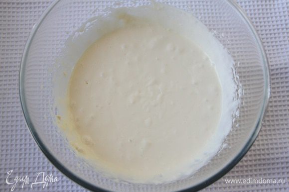 Соединить масло, сгущёнку и сыр, отдельно взбить сливки с сахарной пудрой (можно добавить пару капель лимонного сока), соединить обе смеси, взбить в пышный крем. Поставить крем в холодильник минимум на 1 час.
