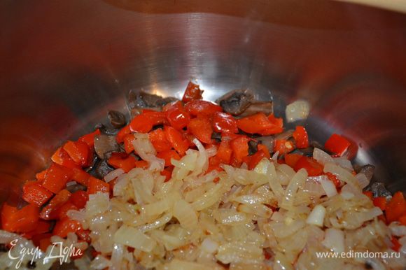 На отдельной сковороде обжариваем болгарский перец, порезанный кубиками. Перец используем сладких сортов, вместо двух красных можно взять один оранжевый. На другой сковородке обжариваем лук, порезанный кубиками. Все складываем в общую кастрюлю.