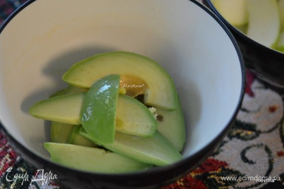 Авокадо очистить и порезать крупно дольками. Сбрызнуть яблоко и авокадо лимонным соком.