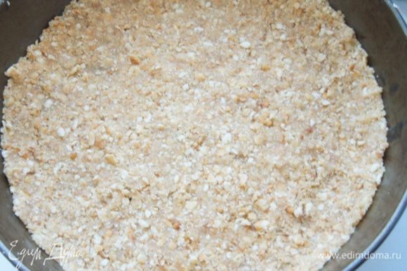 Сделать песочную основу: смешать измельченный крекер и растопленное сливочное масло. Утрамбовать основу в форму и убрать на 30 минут в холодильник. У меня форма 26 см.