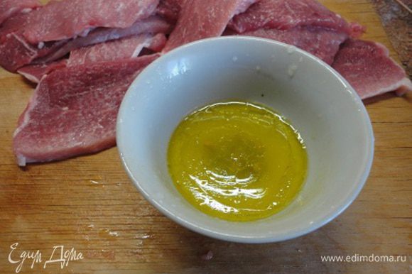 Мякоть свинины или телятины нарезать поперек волокон (по 2 кусочка на порцию), слегка отбить и замариновать в смеси оливкового масла и лимонного сока с душистым перцем.