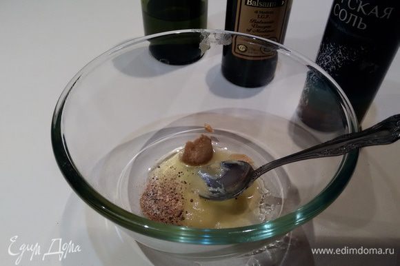 Перепелки промыть и обсушить. Приготовить маринад из оливкового масла, бальзамического уксуса, горчицы и мёда. Посолить поперчить по вкусу.