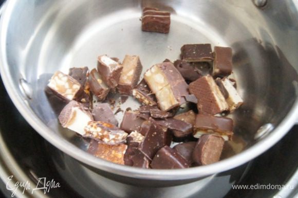На водяной бане растопить нарезанные на кусочки конфеты и шоколад.
