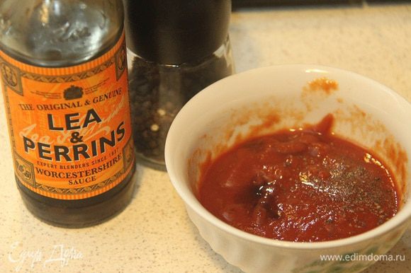 Для соуса смешать 2 ст. л. томатной пасты с 3-4 ст. л. воды (зависит от густоты томат-пасты), добавить 1 ч. л. вустерширского соуса, соль и свежемолотый чёрный перец по вкусу.