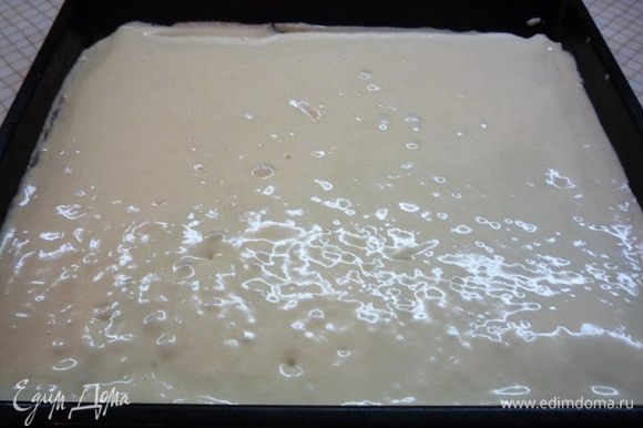 Выливаем тесто на противень, застеленный пергаментом (у меня силиконовый коврик), легонько распределяем тесто по поверхности противня, наклоняя его и выпекаем при температуре 180°С 10-15 минут.