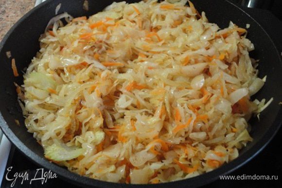 Затем добавить капусту, всыпать молотый кориандр, перемешать и можно выключить плиту, оставив на ней сковороду с капустой.