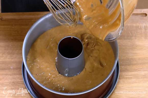 Разъемную форму для кекса смазать растительным маслом и влить тесто.