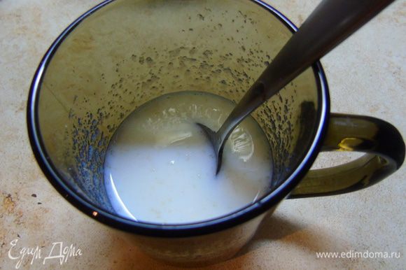 А пока готовим сливочный мусс: желатин заливаем молоком и даем набухнуть 15 минут, затем нагреваем, пока желатин не разойдется.