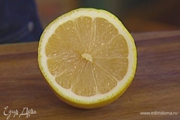 Из половинки апельсина и половинки лимона отжать сок.
