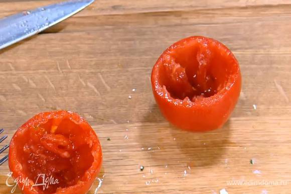 С помидоров срезать крышечку и удалить сердцевину вместе с семенами и соком.