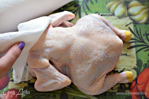 Подготовьте курицу, тщательно промойте и обсушите её с помощью бумажных полотенец.