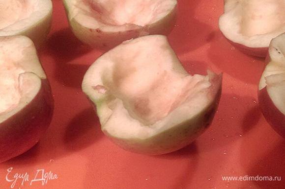 Яблоки режем на половинки, чистим от семян и вырезаем половину мякоти.