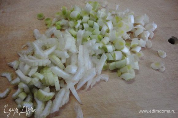 Белую часть лука нарезать колечками, также нарезать сельдерей и слегка обжарить на двух ложках растительного масла.