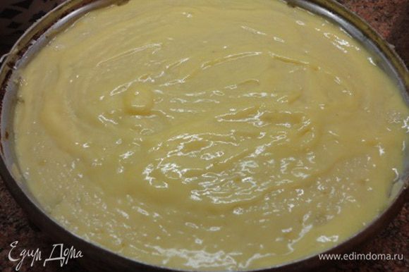Накрыть оставшимся картофельным тестом. Я попробовала для смазки соединить растопленное сливочное масло с желтком. Получилось неплохо.