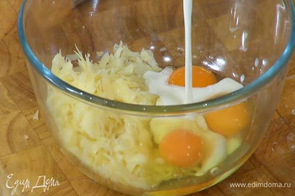 К большей части натертого сыра добавить яйца, влить оставшееся молоко, всыпать мускатный орех, посолить и перемешать.