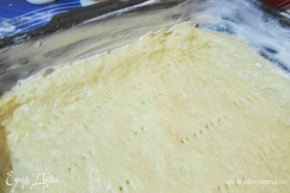 Хорошо смажьте форму для выпечки маргарином. Выложите тесто, формируя бортики. Наколите тесто вилкой и оставьте на 20 минут.