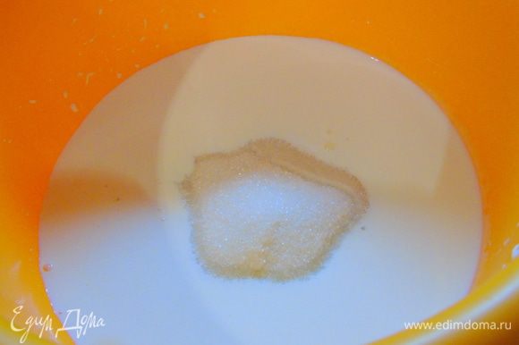Готовим крем: сливки смешиваем с сахаром.