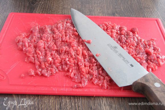 Затем тяжелым шефским ножом или кухонным топориком изрубить мясо в фарш.