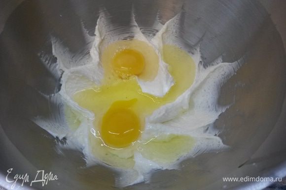 Взбиваем масло (комнатной температуры) с сахаром до побеления 5 минут. Добавляем яйца, взбиваем еще раз до однородности.