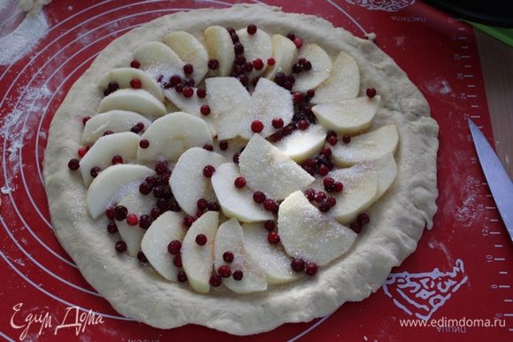 Яблочный пирог с брусникой из дрожжевого теста