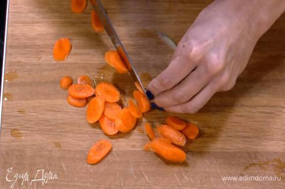 Морковь почистить и нарезать тонкими кружками.