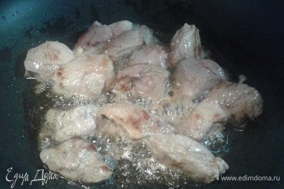 В глубокой сковороде разогрейте масло, лучше сливочное и обжарьте кусочки мяса.